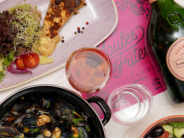 Moules, Frites et Champagne. Savoir-Vivre!