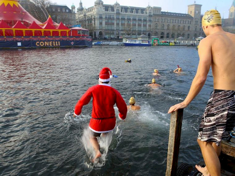 «Samichlausschwimmen» – eine Zürcher Tradition